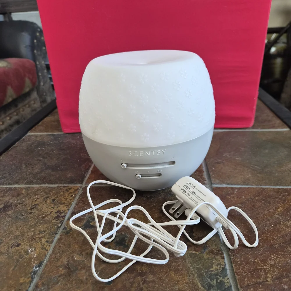Scentsy White Floral Ceramic Diffuser